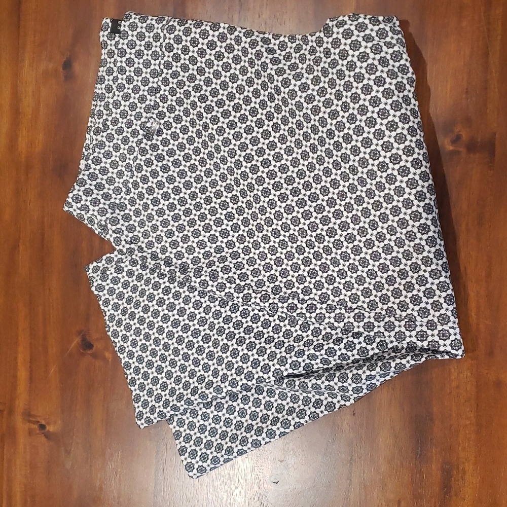 Premise Woman Black & White Capri Pants